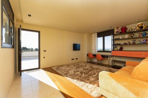 Сasa de 5 dormitorios en venta en Peralada, Gerona, Cataluña, Spain № 1756 - foto 15