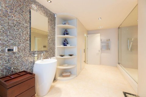 Сasa de 5 dormitorios en venta en Peralada, Gerona, Cataluña, Spain № 1756 - foto 19