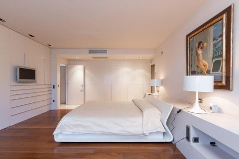 Сasa de 5 dormitorios en venta en Peralada, Gerona, Cataluña, Spain № 1756 - foto 18