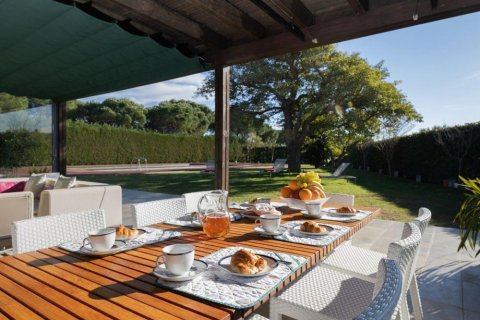 Сasa de 5 dormitorios en venta en Peralada, Gerona, Cataluña, Spain № 1756 - foto 2