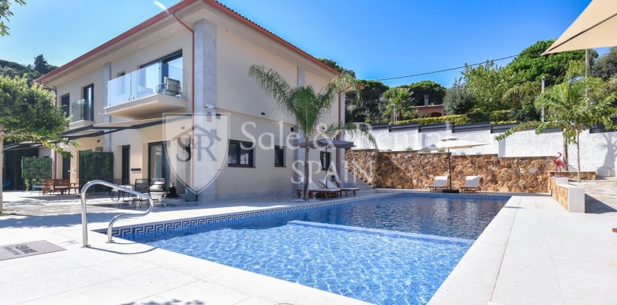 Сasa de 9 dormitorios en venta en Lloret de Mar, Gerona, Cataluña, Spain № 6695