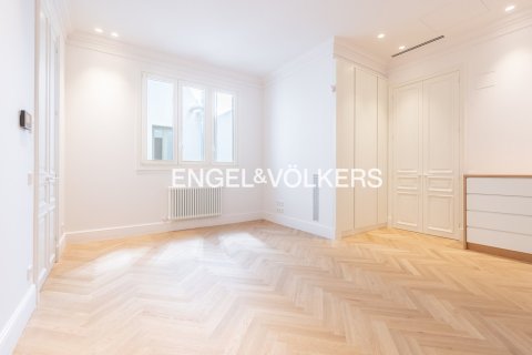 2 bedrooms apartment for sale in Ciutat Vella, Barcelona, Catalonia, Spain № 2642 - photo 12