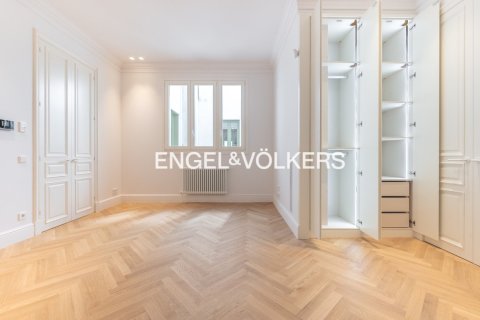 2 bedrooms apartment for sale in Ciutat Vella, Barcelona, Catalonia, Spain № 2642 - photo 16