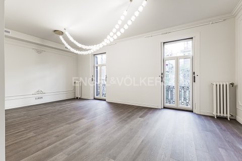 Apartamento de 4 dormitorios en venta en Eixample, Barcelona, Cataluña, Spain № 2641 - foto 7