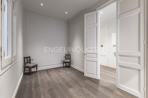 Apartamento de 4 dormitorios en venta en Eixample, Barcelona, Cataluña, Spain № 2641 - foto 30