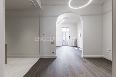 Apartamento de 4 dormitorios en venta en Eixample, Barcelona, Cataluña, Spain № 2641 - foto 23