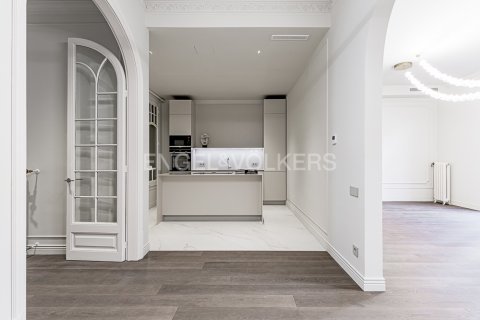Apartamento de 4 dormitorios en venta en Eixample, Barcelona, Cataluña, Spain № 2641 - foto 16