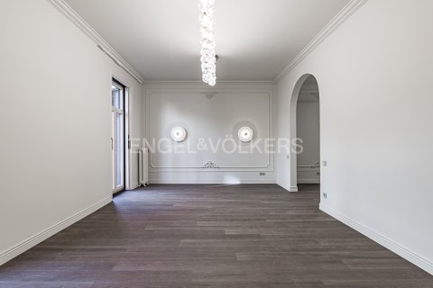 Apartamento de 4 dormitorios en venta en Eixample, Barcelona, Cataluña, Spain № 2641 - foto 5