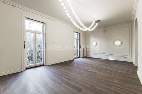Apartamento de 4 dormitorios en venta en Eixample, Barcelona, Cataluña, Spain № 2641 - foto 6