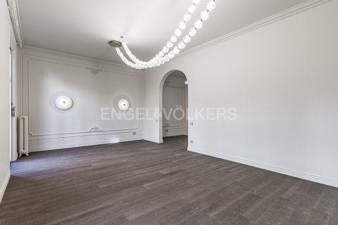Apartamento de 4 dormitorios en venta en Eixample, Barcelona, Cataluña, Spain № 2641 - foto 14