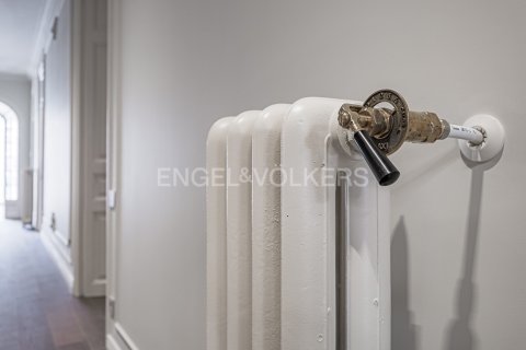 Apartamento de 4 dormitorios en venta en Eixample, Barcelona, Cataluña, Spain № 2641 - foto 24