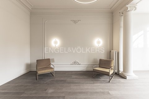 Apartamento de 4 dormitorios en venta en Eixample, Barcelona, Cataluña, Spain № 2641 - foto 2
