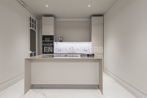 Apartamento de 4 dormitorios en venta en Eixample, Barcelona, Cataluña, Spain № 2641 - foto 18