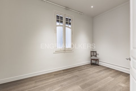 Apartamento de 4 dormitorios en venta en Eixample, Barcelona, Cataluña, Spain № 2641 - foto 26