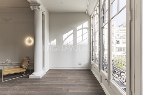 Apartamento de 4 dormitorios en venta en Eixample, Barcelona, Cataluña, Spain № 2641 - foto 3
