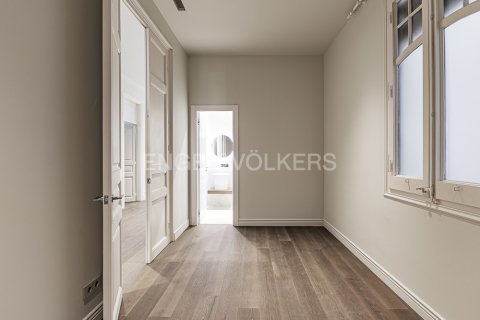 Apartamento de 4 dormitorios en venta en Eixample, Barcelona, Cataluña, Spain № 2641 - foto 27