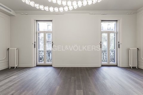 Apartamento de 4 dormitorios en venta en Eixample, Barcelona, Cataluña, Spain № 2641 - foto 8