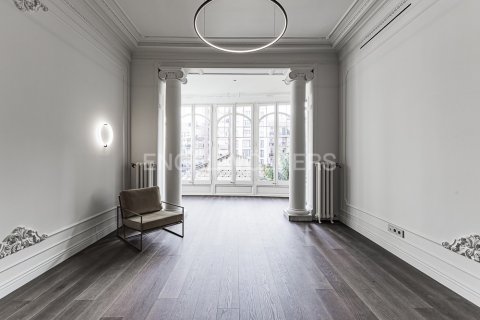 Apartamento de 4 dormitorios en venta en Eixample, Barcelona, Cataluña, Spain № 2641