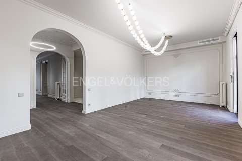 Apartamento de 4 dormitorios en venta en Eixample, Barcelona, Cataluña, Spain № 2641 - foto 13