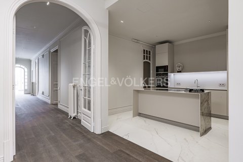 Apartamento de 4 dormitorios en venta en Eixample, Barcelona, Cataluña, Spain № 2641 - foto 17