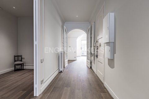 Apartamento de 4 dormitorios en venta en Eixample, Barcelona, Cataluña, Spain № 2641 - foto 25