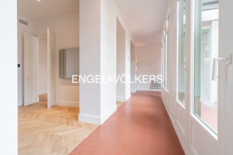 2 bedrooms apartment for sale in Ciutat Vella, Barcelona, Catalonia, Spain № 2643 - photo 3