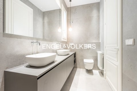 2 bedrooms apartment for sale in Ciutat Vella, Barcelona, Catalonia, Spain № 2643 - photo 4