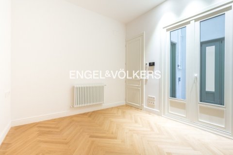 Apartamento de 2 dormitorios en venta en Ciudad Vieja, Barcelona, Cataluña, Spain № 2644 - foto 11