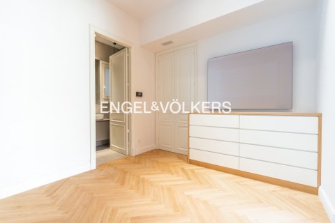 Apartamento de 2 dormitorios en venta en Ciudad Vieja, Barcelona, Cataluña, Spain № 2644 - foto 27