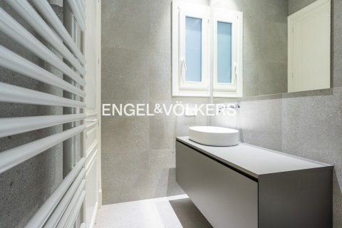 Apartamento de 2 dormitorios en venta en Ciudad Vieja, Barcelona, Cataluña, Spain № 2644 - foto 13