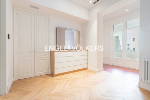 Apartamento de 2 dormitorios en venta en Ciudad Vieja, Barcelona, Cataluña, Spain № 2644 - foto 26
