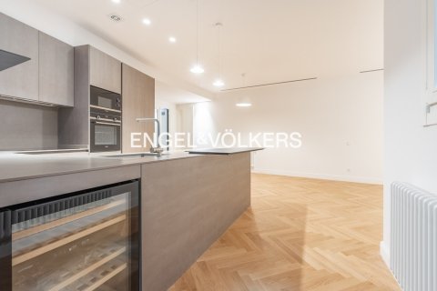 Apartamento de 2 dormitorios en venta en Ciudad Vieja, Barcelona, Cataluña, Spain № 2644 - foto 4