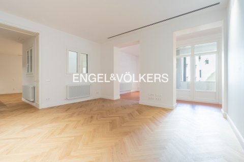 Apartamento de 2 dormitorios en venta en Ciudad Vieja, Barcelona, Cataluña, Spain № 2644 - foto 17