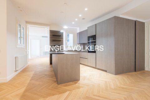 Apartamento de 2 dormitorios en venta en Ciudad Vieja, Barcelona, Cataluña, Spain № 2644 - foto 3