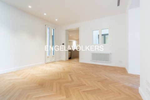 Apartamento de 2 dormitorios en venta en Ciudad Vieja, Barcelona, Cataluña, Spain № 2644 - foto 16