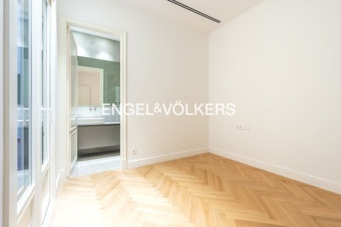 Apartamento de 2 dormitorios en venta en Ciudad Vieja, Barcelona, Cataluña, Spain № 2644 - foto 10