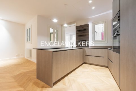 Apartamento de 2 dormitorios en venta en Ciudad Vieja, Barcelona, Cataluña, Spain № 2644 - foto 5