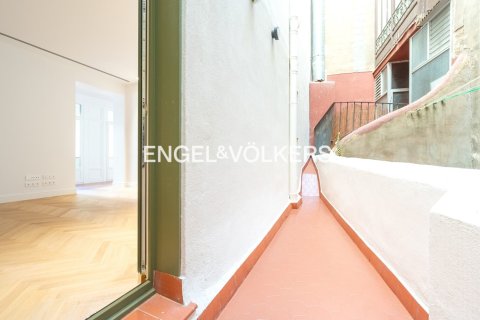 Apartamento de 2 dormitorios en venta en Ciudad Vieja, Barcelona, Cataluña, Spain № 2644 - foto 23