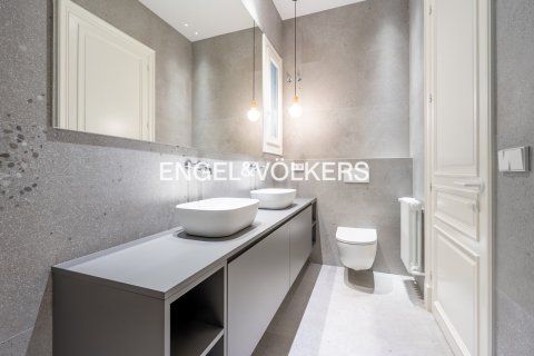 Apartamento de 2 dormitorios en venta en Ciudad Vieja, Barcelona, Cataluña, Spain № 2644 - foto 29