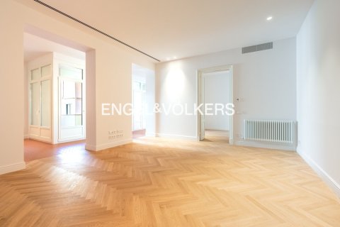 Apartamento de 2 dormitorios en venta en Ciudad Vieja, Barcelona, Cataluña, Spain № 2644 - foto 15