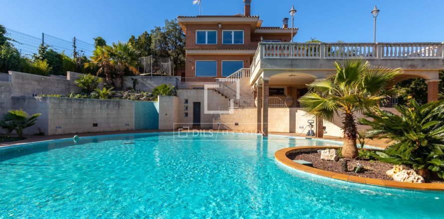 Villa de 3 dormitorios en venta en Alella, Barcelona, Cataluña, Spain № 3928