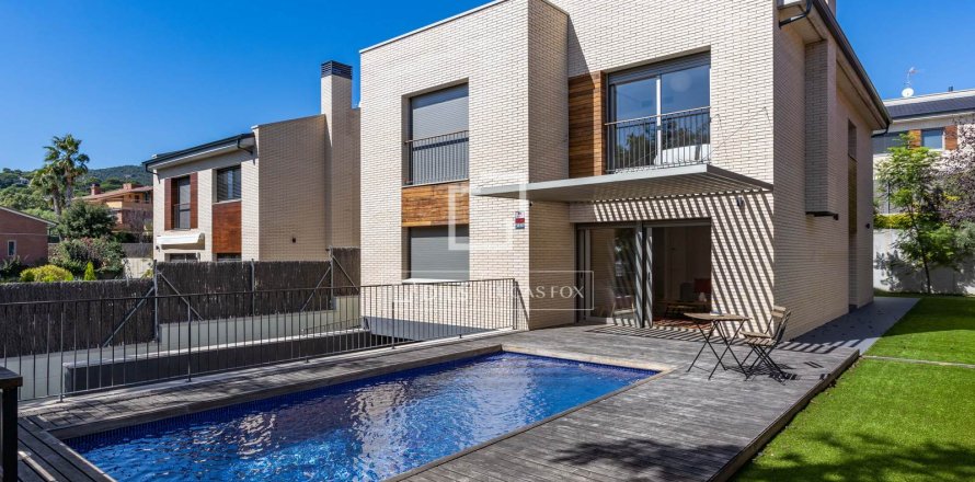 Villa de 5 dormitorios en venta en Vilassar de Dalt, Barcelona, Cataluña, Spain № 3933