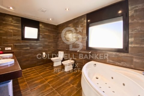 Villa de 5 dormitorios en venta en Pau, Gerona, Cataluña, Spain № 5811 - foto 14