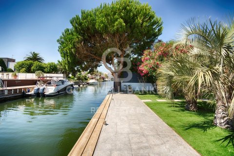 Сasa de 3 dormitorios en venta en Empuriabrava, Gerona, Cataluña, Spain № 6002 - foto 3