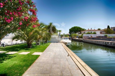 Сasa de 3 dormitorios en venta en Empuriabrava, Gerona, Cataluña, Spain № 6002 - foto 12
