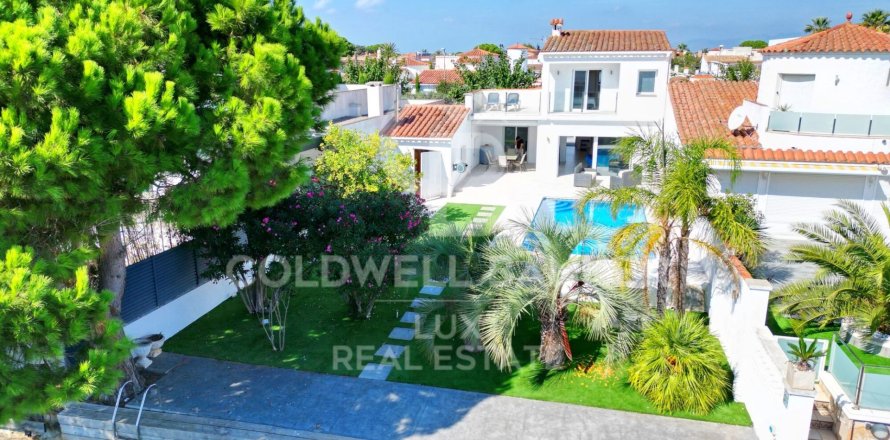 Сasa de 3 dormitorios en venta en Empuriabrava, Gerona, Cataluña, Spain № 6002