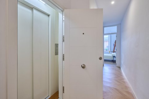 Apartamento de 2 dormitorios en venta en Ciudad Vieja, Barcelona, Cataluña, Spain № 2839 - foto 15