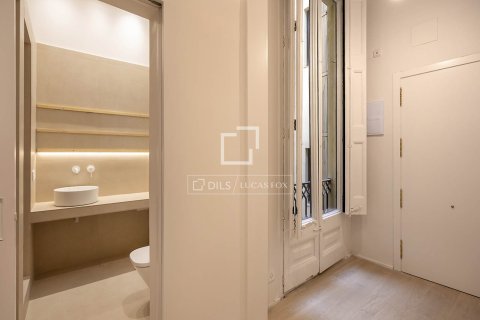 Apartamento de 2 dormitorios en venta en Barcelona, Cataluña, Spain № 6385 - foto 13