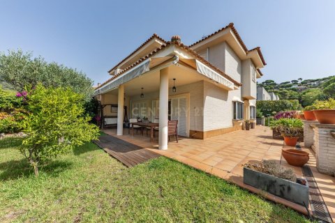 Сasa de 4 dormitorios en venta en Cabrils, Barcelona, Cataluña, Spain № 8429