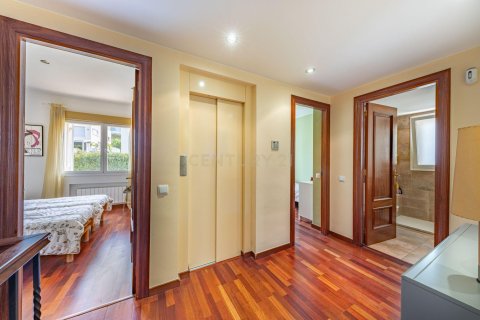 Сasa de 4 dormitorios en venta en Cabrils, Barcelona, Cataluña, Spain № 8429 - foto 16